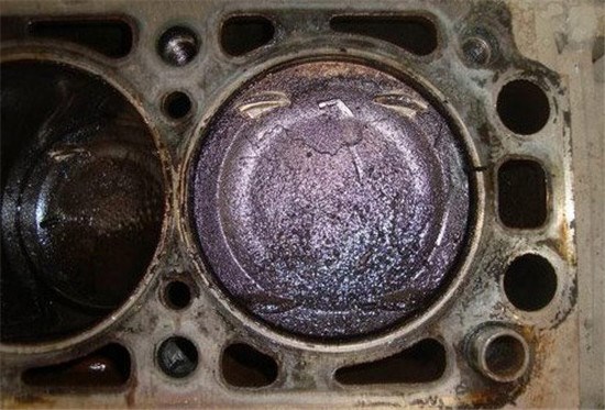 拆了发动机，看看优道活塞顶纳米除碳与泡沫清洗剂除碳的区别