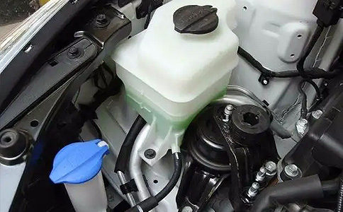 防冻液误区大揭秘：冰点误入坑，爱车族的冬季灾难片！